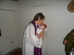 Después del Bautismo la Rvda Judy Beaumont, manifiesta la Ternura Divina a la recien bautizada